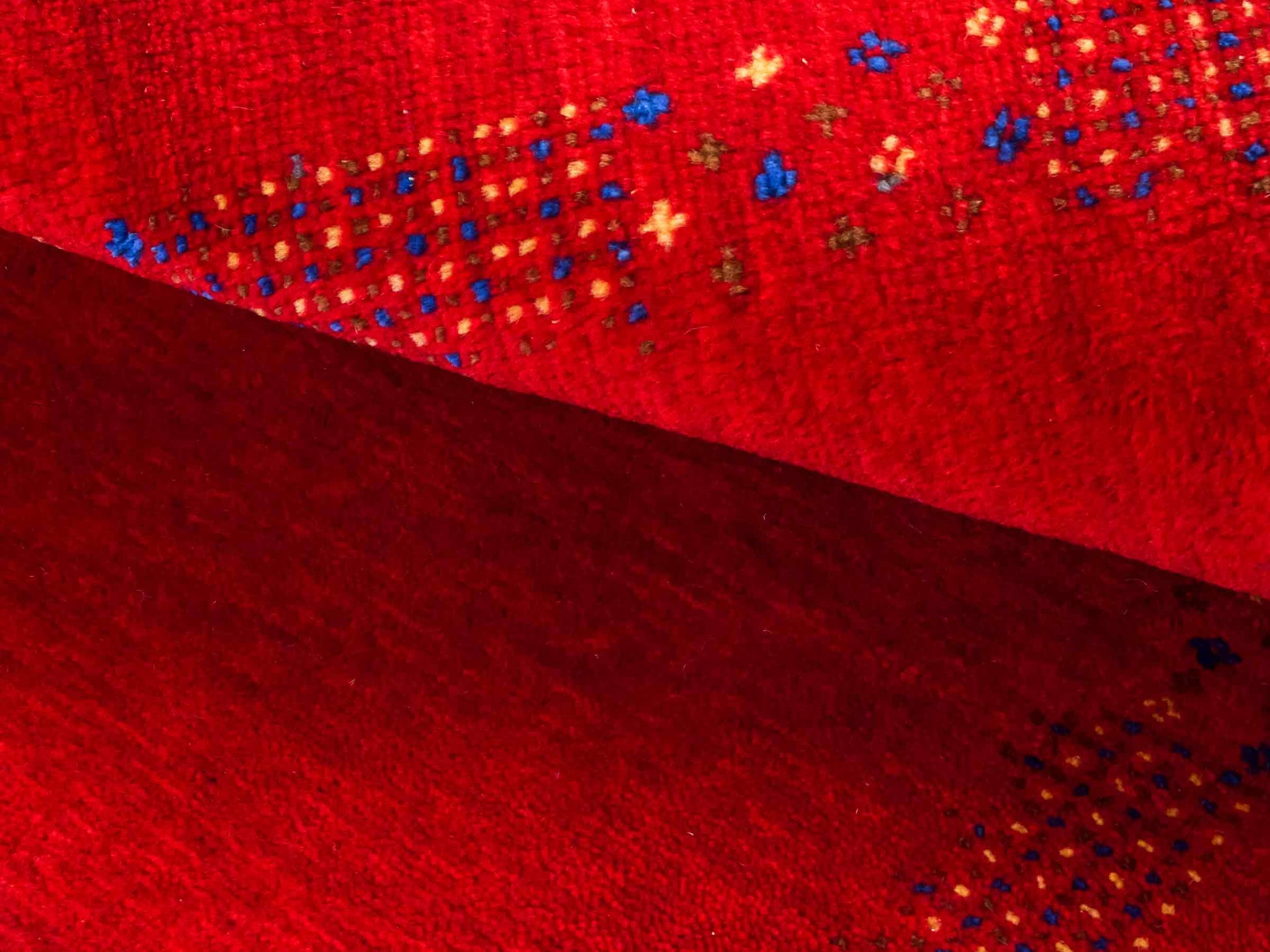 Handgeknüpfter Indo Loribaft Orientteppich von Khademi aus Wolle, rot. Geometrisches Nomaden-Design. Von Hand geknüpft in Indien. Größe: 93x62cm. Teppichnummer: KB4-1721. Verkauf durch Jupiter Intl.