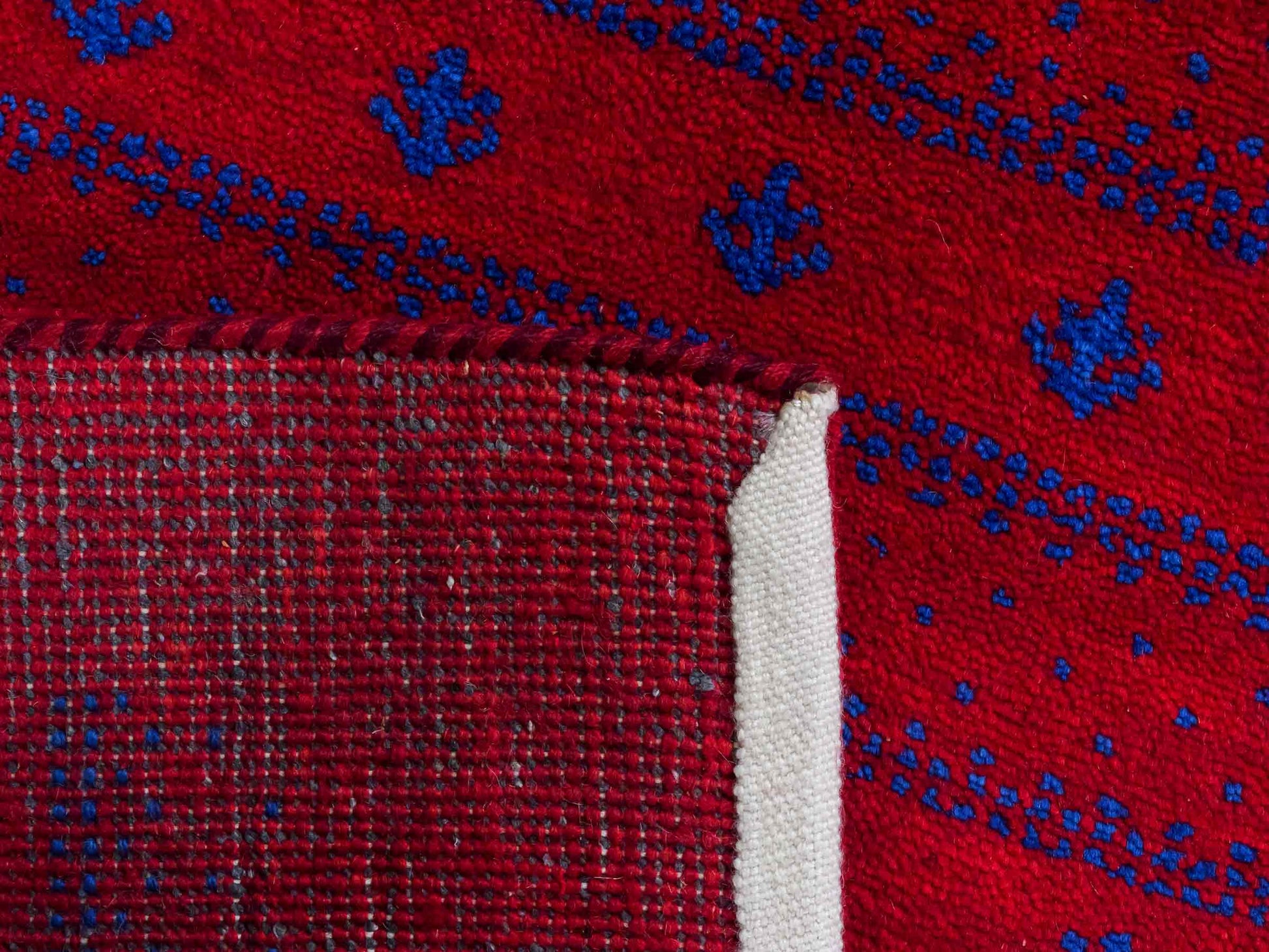 Handgeknüpfter Indo Loribaft Orientteppich von Khademi aus Wolle, rot. Geometrisches Nomaden-Design. Von Hand geknüpft in Indien. Größe: 93x62cm. Teppichnummer: KB4-1724. Verkauf durch Jupiter Intl.