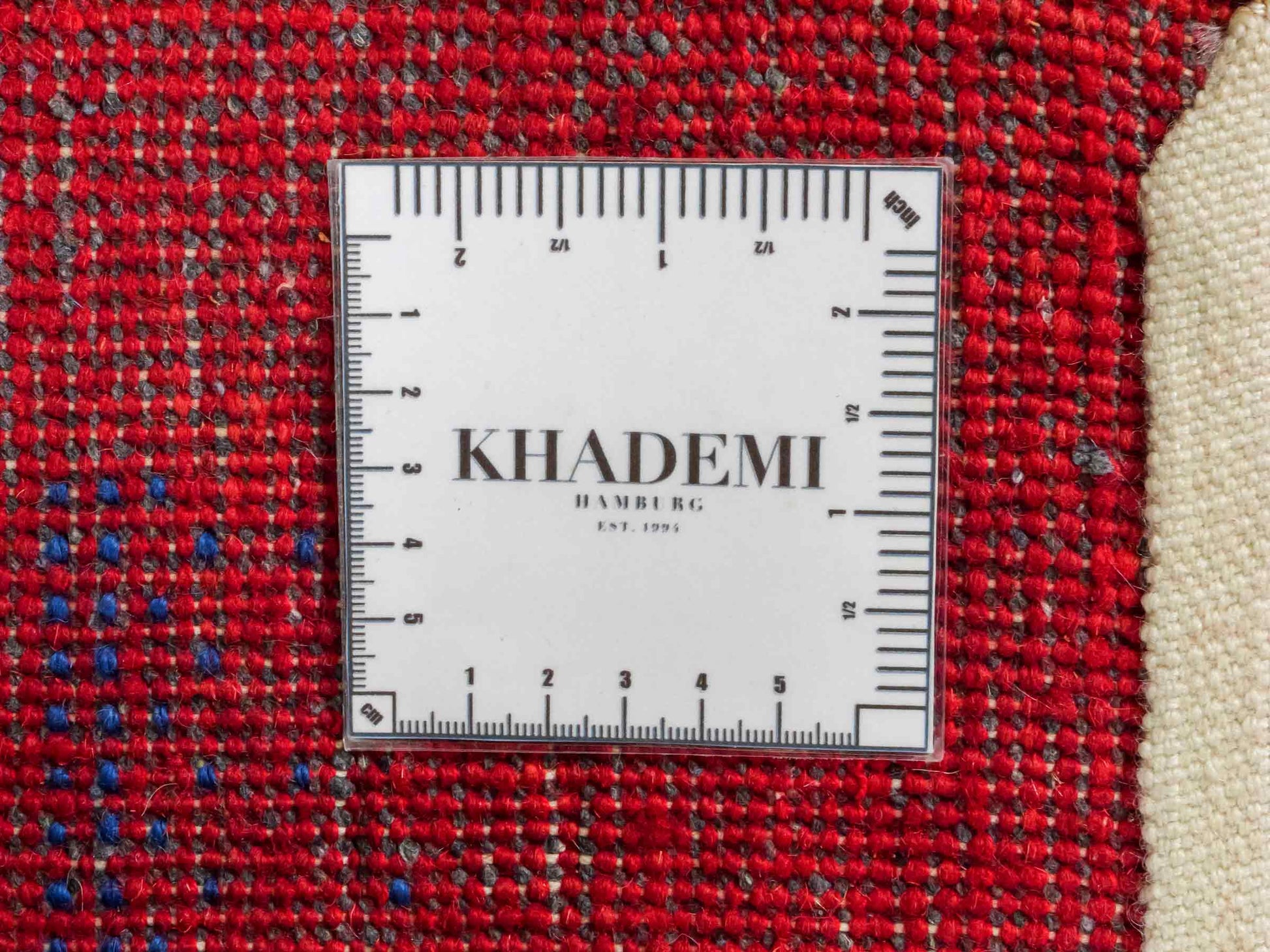 Handgeknüpfter Indo Loribaft Orientteppich von Khademi aus Wolle, rot. Geometrisches Nomaden-Design. Von Hand geknüpft in Indien. Größe: 93x62cm. Teppichnummer: KB4-1724. Verkauf durch Jupiter Intl.