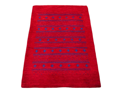 Handgeknüpfter Indo Loribaft Orientteppich von Khademi aus Wolle, rot. Geometrisches Nomaden-Design. Von Hand geknüpft in Indien. Größe: 93x62cm. Teppichnummer: KB4-1724. Verkauf durch Jupiter Intl.