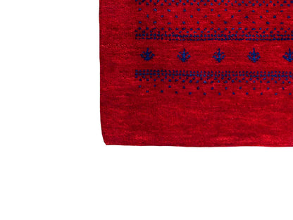 Handgeknüpfter Indo Loribaft Orientteppich von Khademi aus Wolle, rot. Geometrisches Nomaden-Design. Von Hand geknüpft in Indien. Größe: 93x62cm. Teppichnummer: KB4-1724. Verkauf durch Jupiter Intl.