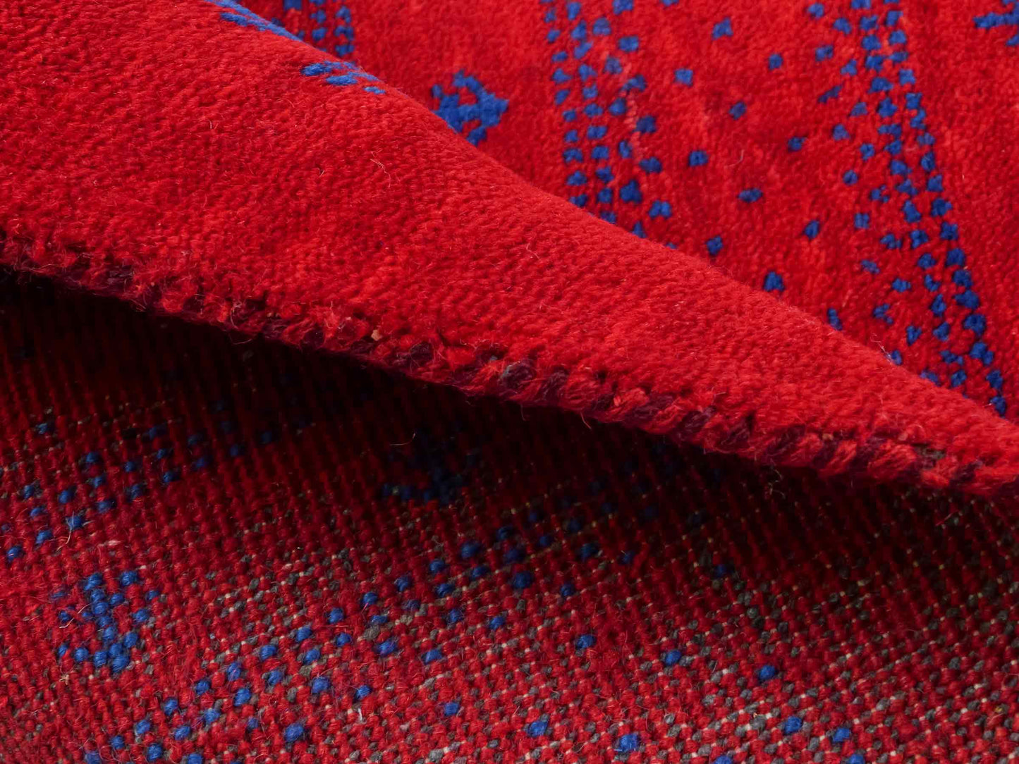 Handgeknüpfter Indo Loribaft Orientteppich von Khademi aus Wolle, rot. Geometrisches Nomaden-Design. Von Hand geknüpft in Indien. Größe: 93x62cm. Teppichnummer: KB4-1724. Verkauf durch Jupiter Intl.