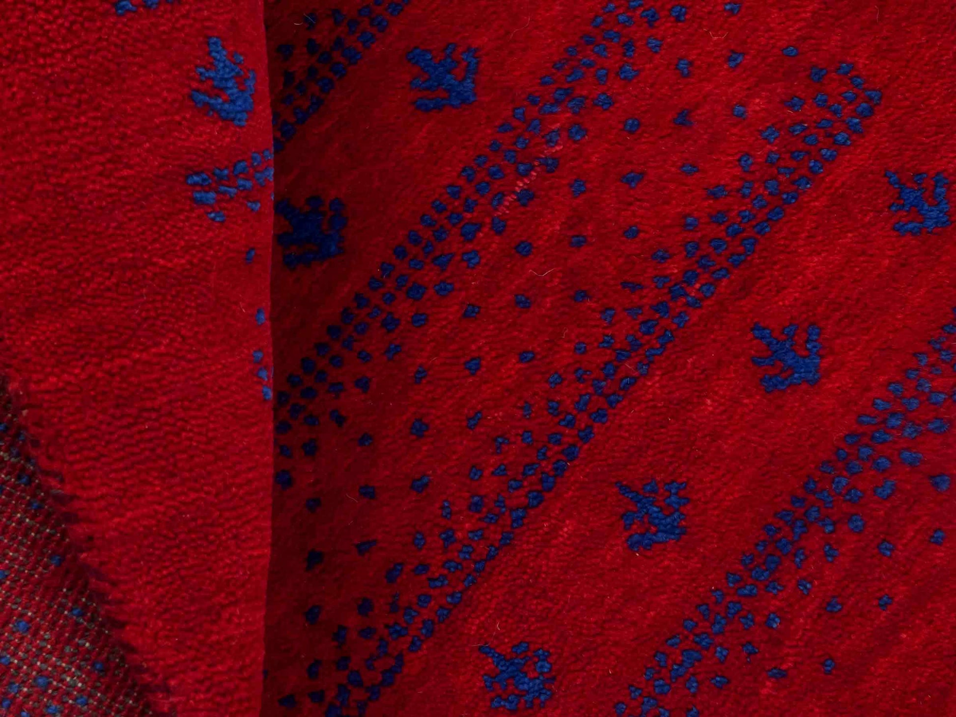 Handgeknüpfter Indo Loribaft Orientteppich von Khademi aus Wolle, rot. Geometrisches Nomaden-Design. Von Hand geknüpft in Indien. Größe: 93x62cm. Teppichnummer: KB4-1724. Verkauf durch Jupiter Intl.