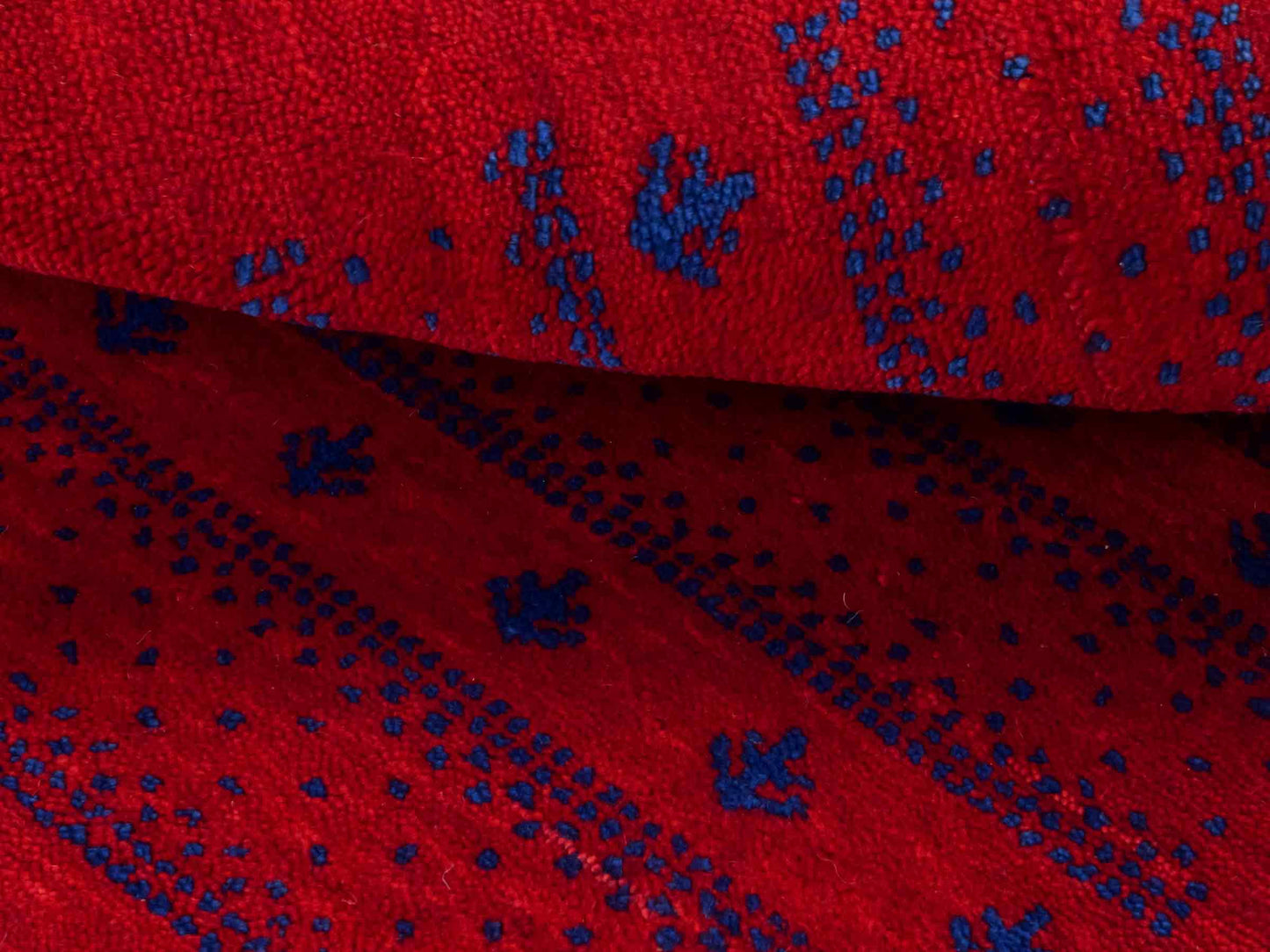 Handgeknüpfter Indo Loribaft Orientteppich von Khademi aus Wolle, rot. Geometrisches Nomaden-Design. Von Hand geknüpft in Indien. Größe: 93x62cm. Teppichnummer: KB4-1724. Verkauf durch Jupiter Intl.