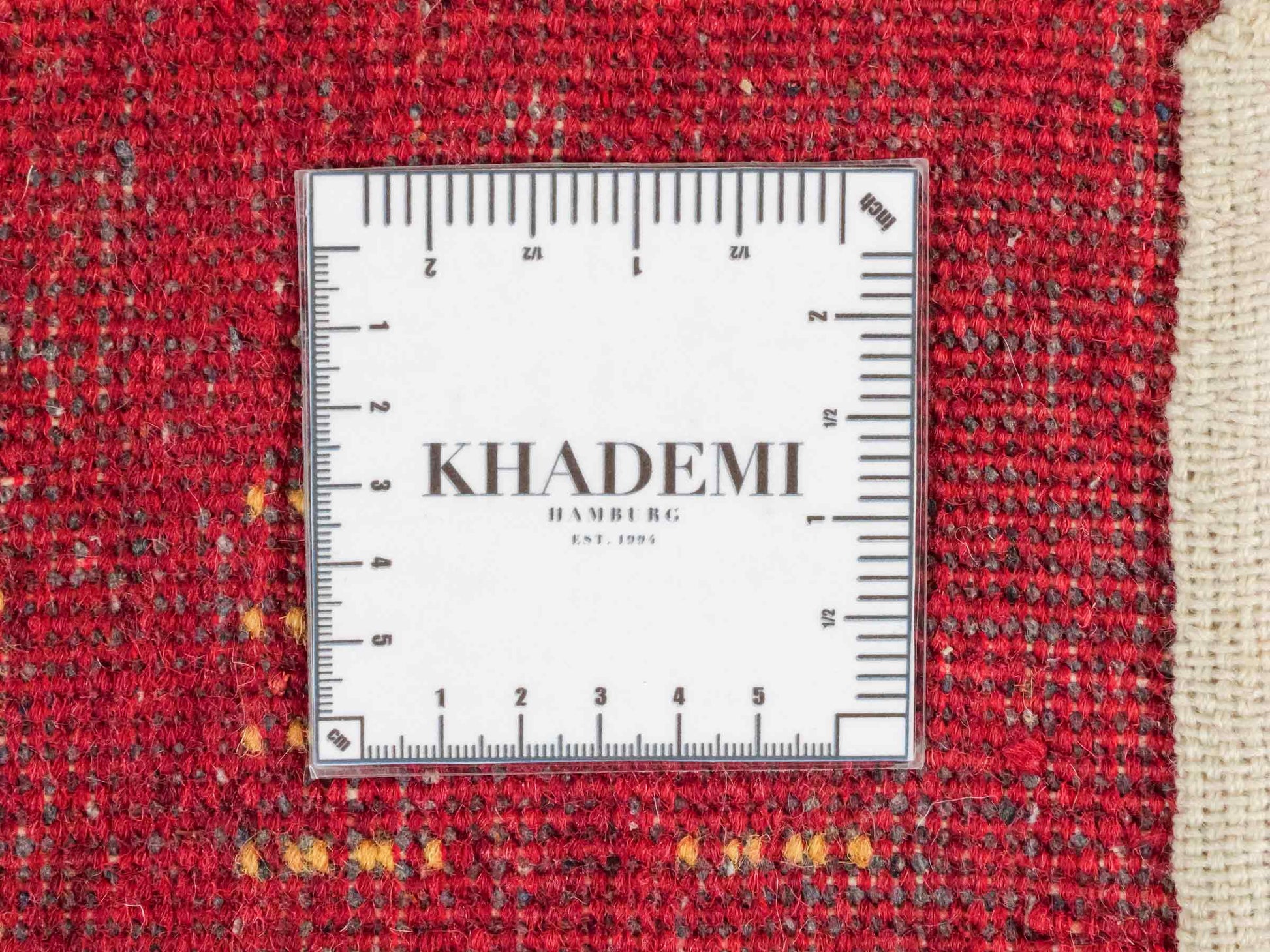 Handgeknüpfter Indo Loribaft Orientteppich von Khademi aus Wolle, rot. Geometrisches Nomaden-Design. Von Hand geknüpft in Indien. Größe: 93x62cm. Teppichnummer: KB4-1763. Verkauf durch Jupiter Intl.