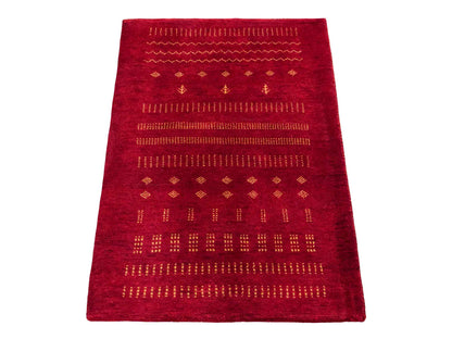 Handgeknüpfter Indo Loribaft Orientteppich von Khademi aus Wolle, rot. Geometrisches Nomaden-Design. Von Hand geknüpft in Indien. Größe: 93x62cm. Teppichnummer: KB4-1763. Verkauf durch Jupiter Intl.