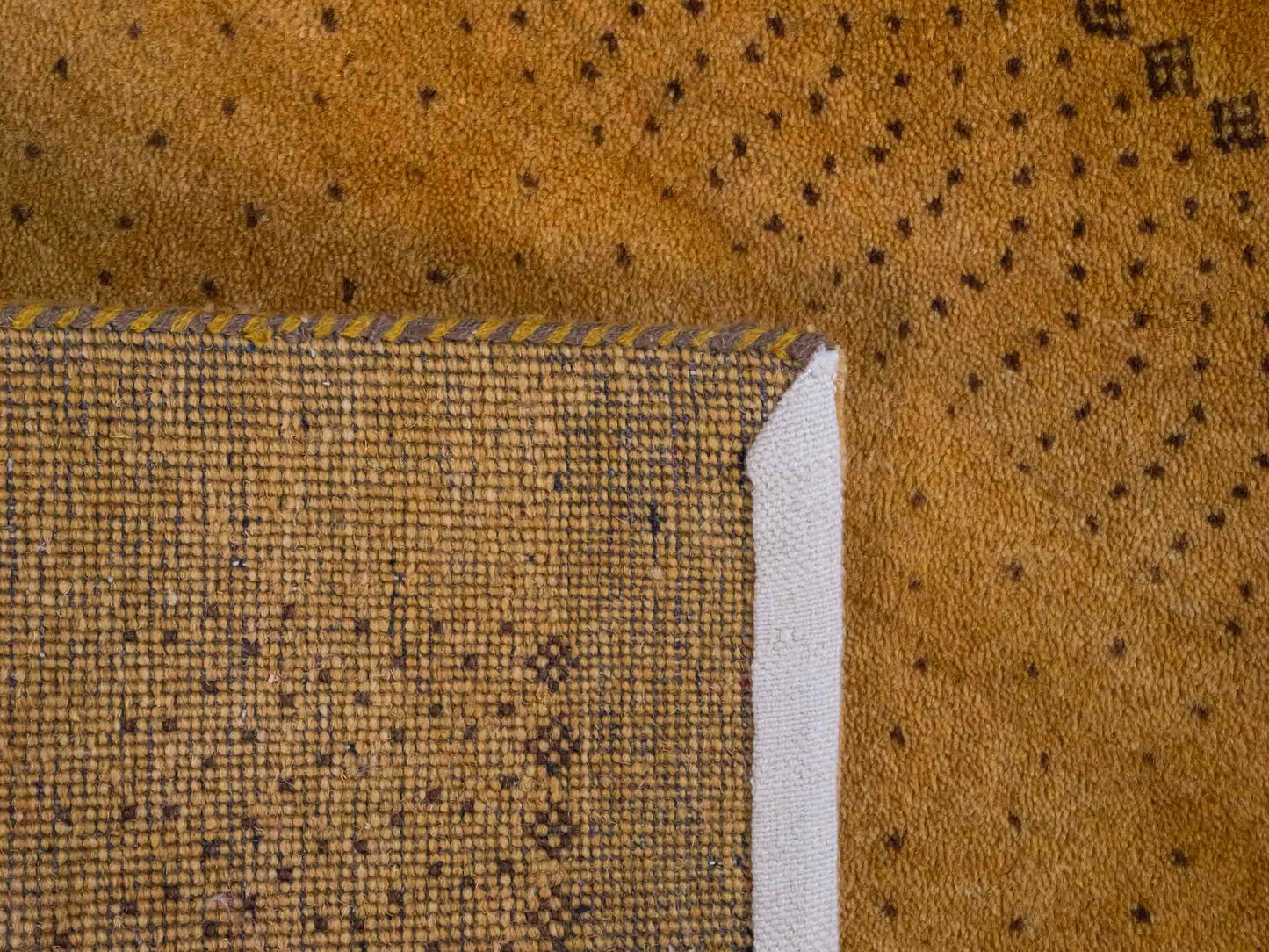 Handgeknüpfter Indo Loribaft Orientteppich von Khademi aus Wolle, gold. Geometrisches Nomaden-Design. Von Hand geknüpft in Indien. Größe: 93x63cm. Teppichnummer: KB4-1736. Verkauf durch Jupiter Intl.