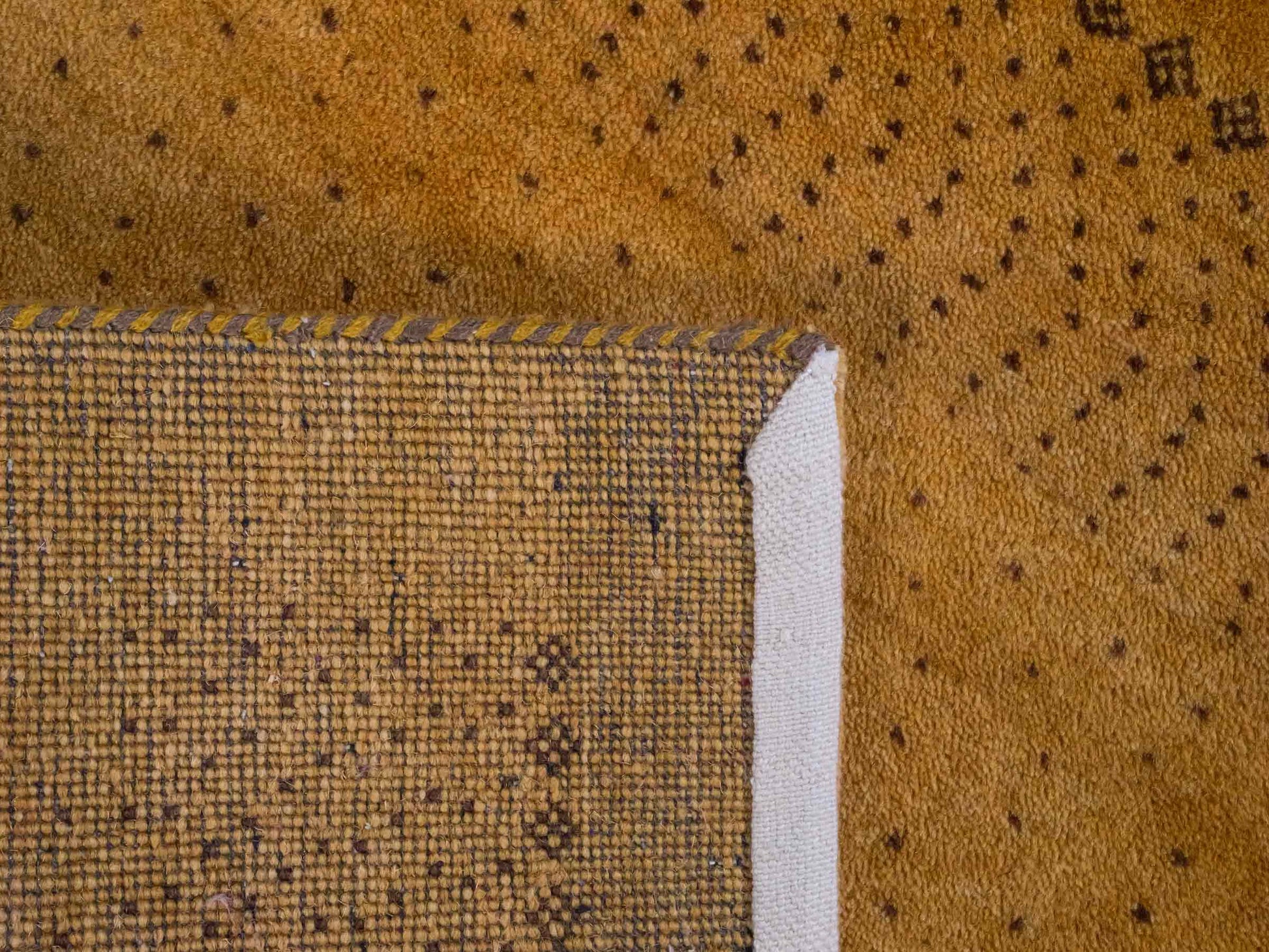 Handgeknüpfter Indo Loribaft Orientteppich von Khademi aus Wolle, gold. Geometrisches Nomaden-Design. Von Hand geknüpft in Indien. Größe: 93x63cm. Teppichnummer: KB4-1736. Verkauf durch Jupiter Intl.