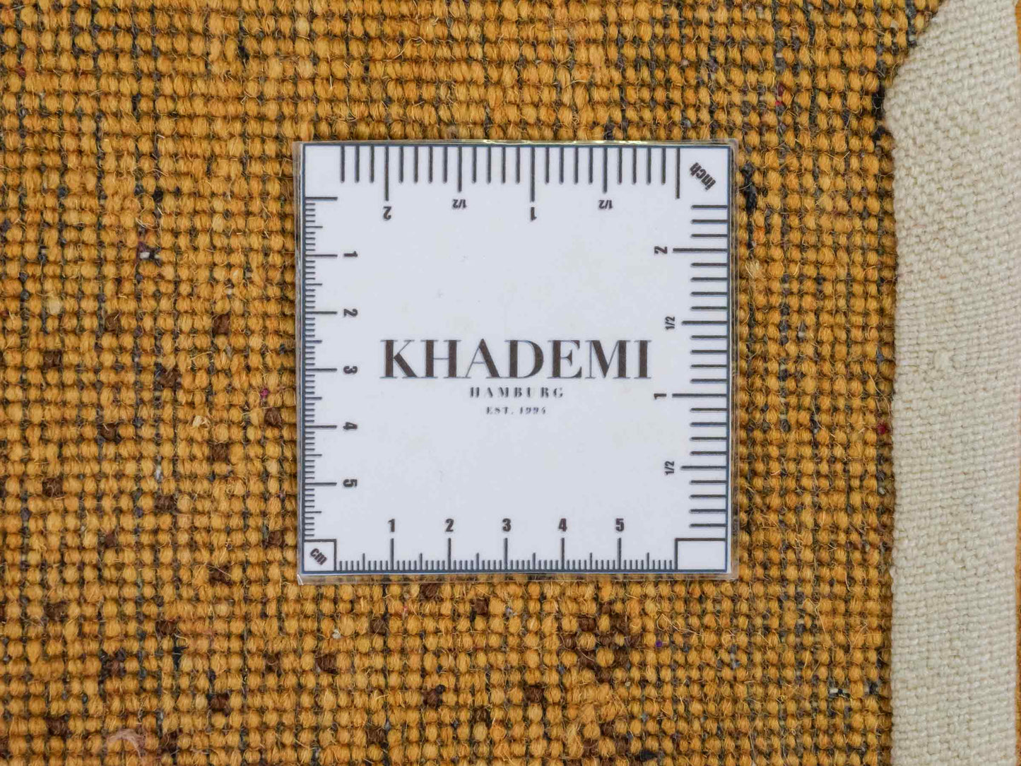 Handgeknüpfter Indo Loribaft Orientteppich von Khademi aus Wolle, gold. Geometrisches Nomaden-Design. Von Hand geknüpft in Indien. Größe: 93x63cm. Teppichnummer: KB4-1736. Verkauf durch Jupiter Intl.