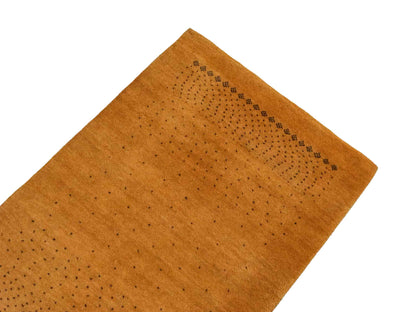 Handgeknüpfter Indo Loribaft Orientteppich von Khademi aus Wolle, gold. Geometrisches Nomaden-Design. Von Hand geknüpft in Indien. Größe: 93x63cm. Teppichnummer: KB4-1736. Verkauf durch Jupiter Intl.