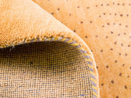 Handgeknüpfter Indo Loribaft Orientteppich von Khademi aus Wolle, gold. Geometrisches Nomaden-Design. Von Hand geknüpft in Indien. Größe: 93x63cm. Teppichnummer: KB4-1736. Verkauf durch Jupiter Intl.