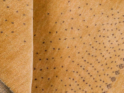 Handgeknüpfter Indo Loribaft Orientteppich von Khademi aus Wolle, gold. Geometrisches Nomaden-Design. Von Hand geknüpft in Indien. Größe: 93x63cm. Teppichnummer: KB4-1736. Verkauf durch Jupiter Intl.