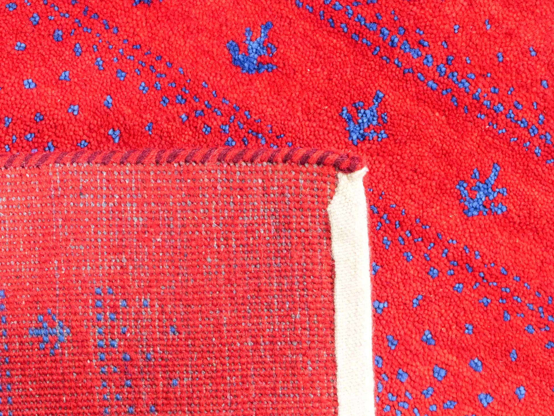 Handgeknüpfter Indo Loribaft Orientteppich von Khademi aus Wolle, rot. Geometrisches Nomaden-Design. Von Hand geknüpft in Indien. Größe: 93x63cm. Teppichnummer: KB4-1715. Verkauf durch Jupiter Intl.