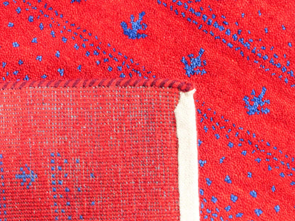 Handgeknüpfter Indo Loribaft Orientteppich von Khademi aus Wolle, rot. Geometrisches Nomaden-Design. Von Hand geknüpft in Indien. Größe: 93x63cm. Teppichnummer: KB4-1715. Verkauf durch Jupiter Intl.