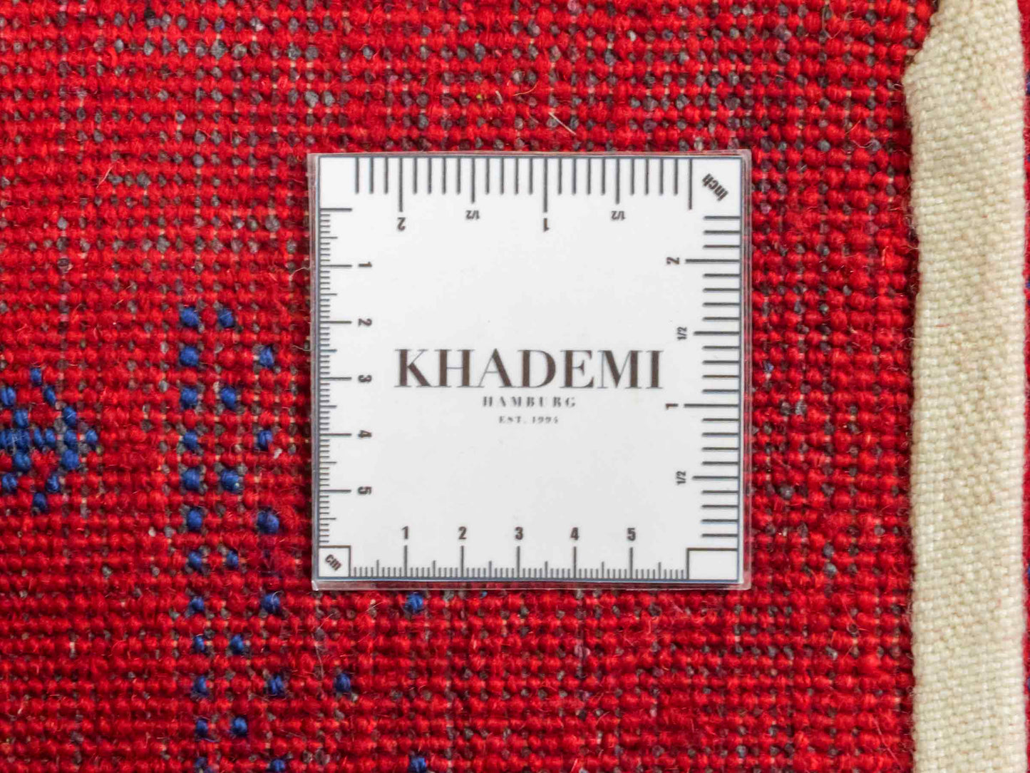 Handgeknüpfter Indo Loribaft Orientteppich von Khademi aus Wolle, rot. Geometrisches Nomaden-Design. Von Hand geknüpft in Indien. Größe: 93x63cm. Teppichnummer: KB4-1715. Verkauf durch Jupiter Intl.