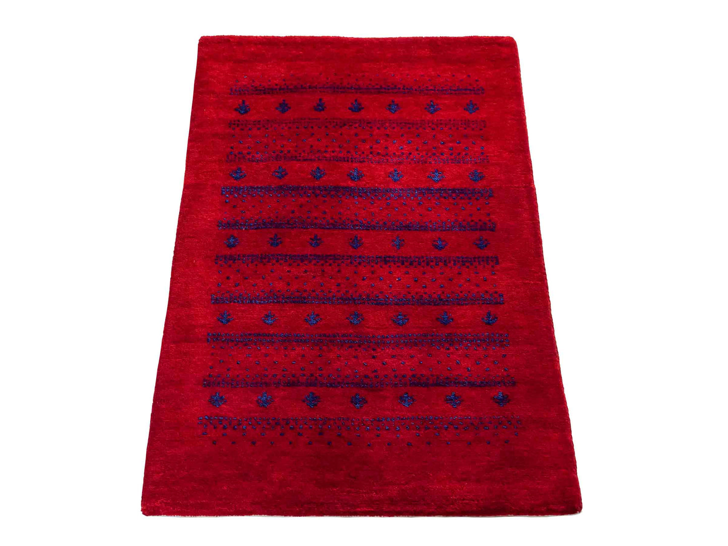 Handgeknüpfter Indo Loribaft Orientteppich von Khademi aus Wolle, rot. Geometrisches Nomaden-Design. Von Hand geknüpft in Indien. Größe: 93x63cm. Teppichnummer: KB4-1715. Verkauf durch Jupiter Intl.
