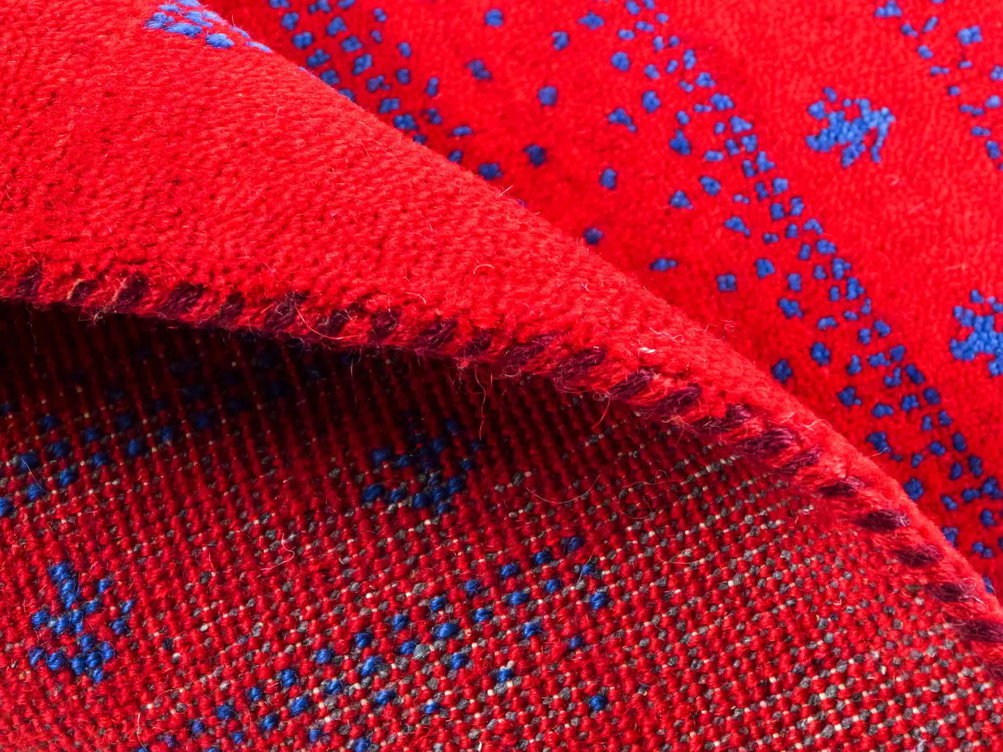 Handgeknüpfter Indo Loribaft Orientteppich von Khademi aus Wolle, rot. Geometrisches Nomaden-Design. Von Hand geknüpft in Indien. Größe: 93x63cm. Teppichnummer: KB4-1715. Verkauf durch Jupiter Intl.