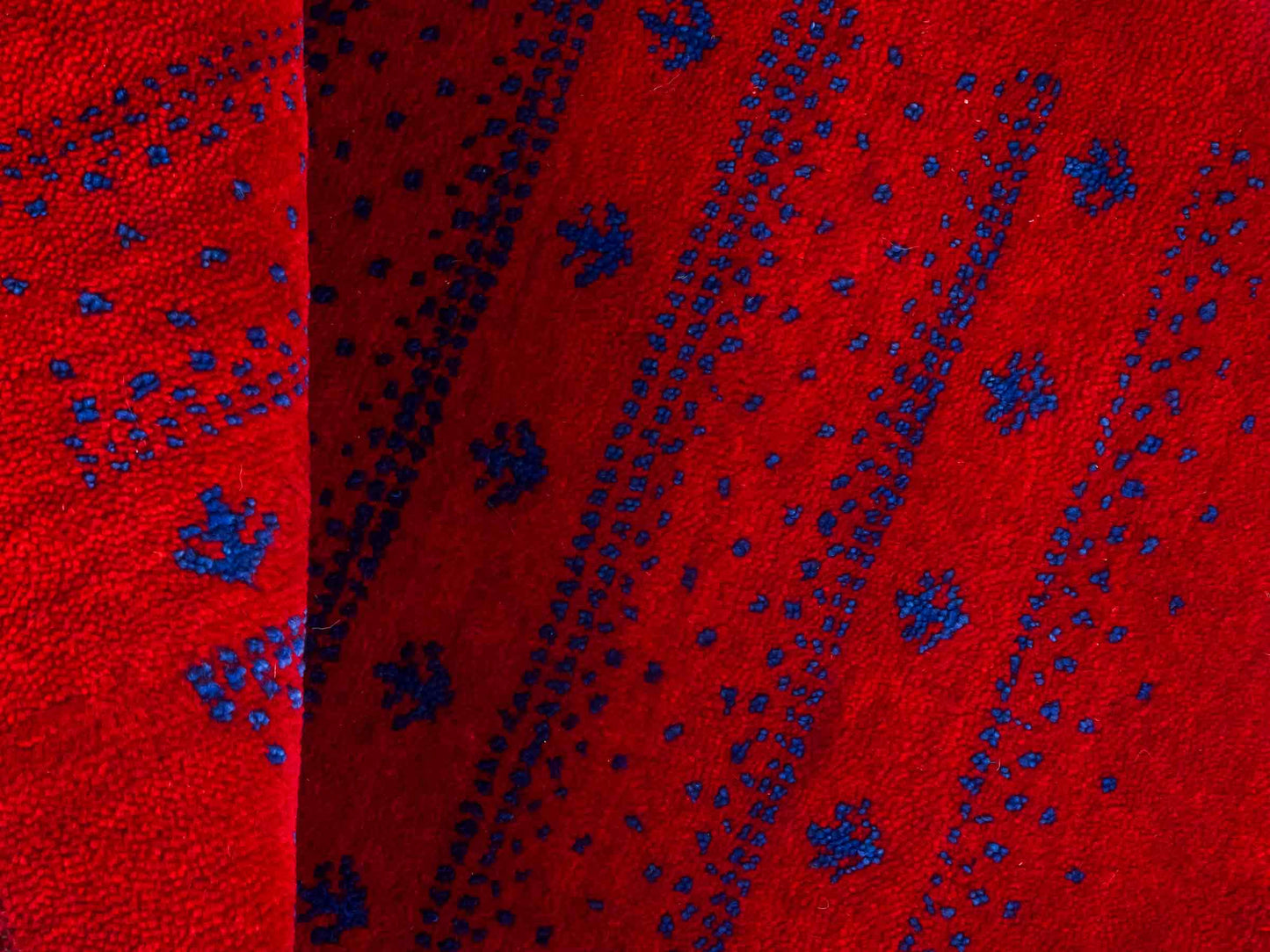 Handgeknüpfter Indo Loribaft Orientteppich von Khademi aus Wolle, rot. Geometrisches Nomaden-Design. Von Hand geknüpft in Indien. Größe: 93x63cm. Teppichnummer: KB4-1715. Verkauf durch Jupiter Intl.