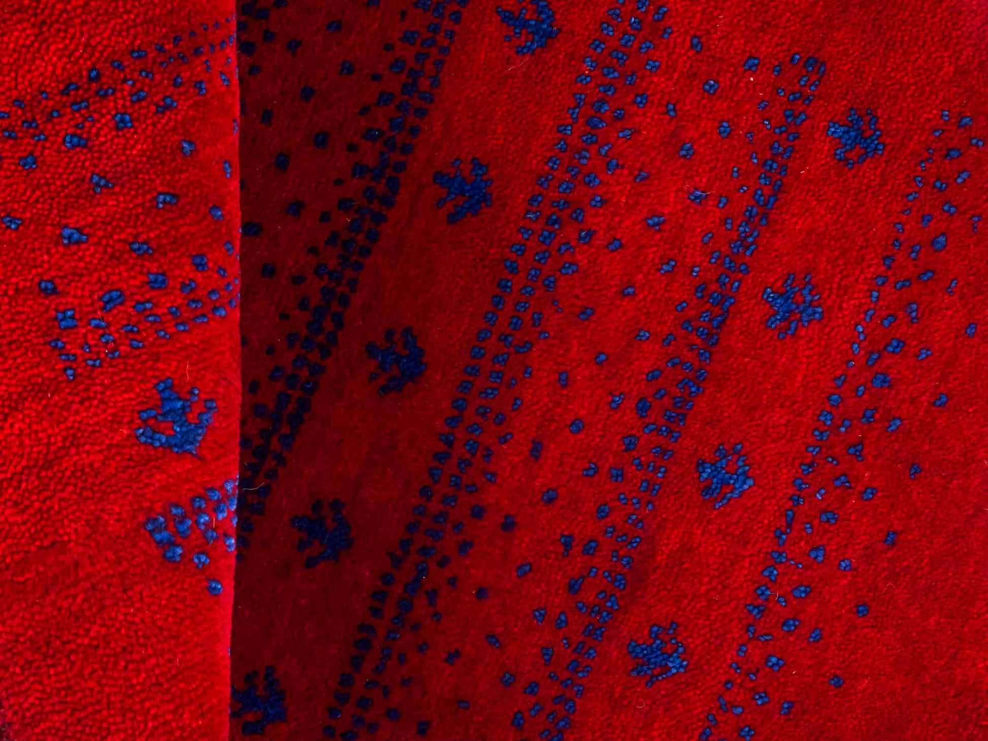 Handgeknüpfter Indo Loribaft Orientteppich von Khademi aus Wolle, rot. Geometrisches Nomaden-Design. Von Hand geknüpft in Indien. Größe: 93x63cm. Teppichnummer: KB4-1715. Verkauf durch Jupiter Intl.