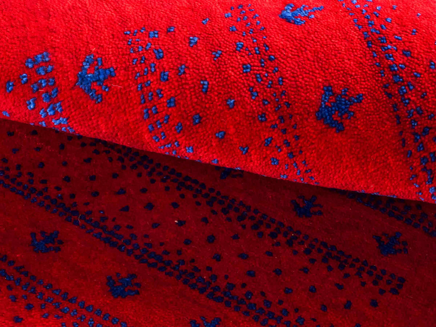 Handgeknüpfter Indo Loribaft Orientteppich von Khademi aus Wolle, rot. Geometrisches Nomaden-Design. Von Hand geknüpft in Indien. Größe: 93x63cm. Teppichnummer: KB4-1715. Verkauf durch Jupiter Intl.