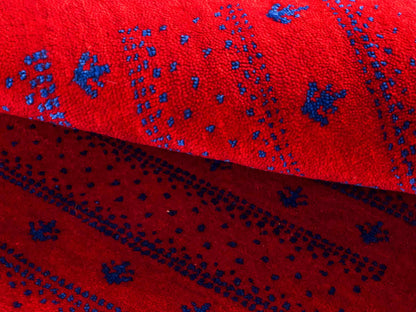 Handgeknüpfter Indo Loribaft Orientteppich von Khademi aus Wolle, rot. Geometrisches Nomaden-Design. Von Hand geknüpft in Indien. Größe: 93x63cm. Teppichnummer: KB4-1715. Verkauf durch Jupiter Intl.