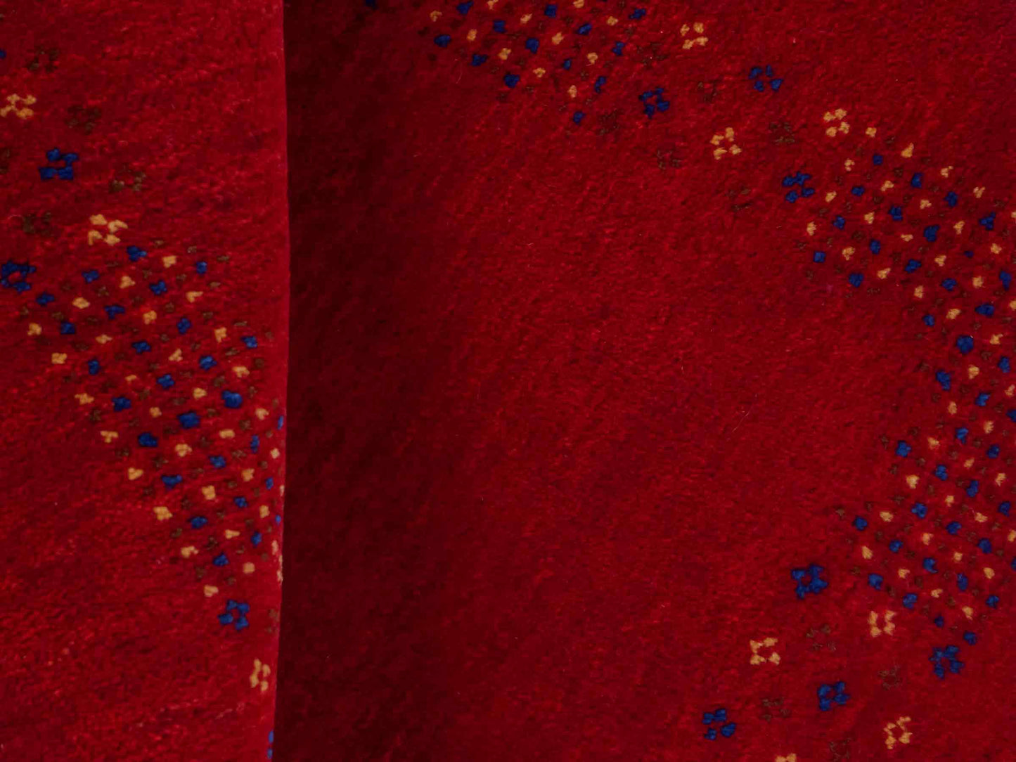 Handgeknüpfter Indo Loribaft Orientteppich von Khademi aus Wolle, rot. Geometrisches Nomaden-Design. Von Hand geknüpft in Indien. Größe: 93x63cm. Teppichnummer: KB4-1733. Verkauf durch Jupiter Intl.