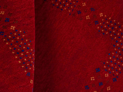 Handgeknüpfter Indo Loribaft Orientteppich von Khademi aus Wolle, rot. Geometrisches Nomaden-Design. Von Hand geknüpft in Indien. Größe: 93x63cm. Teppichnummer: KB4-1733. Verkauf durch Jupiter Intl.