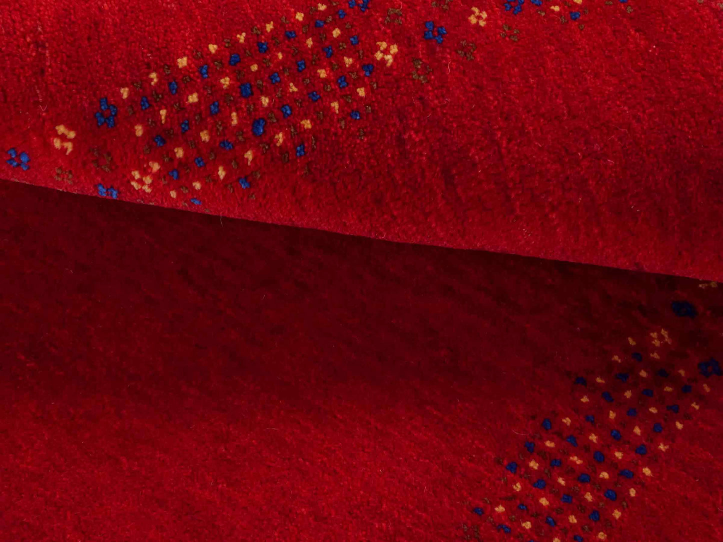 Handgeknüpfter Indo Loribaft Orientteppich von Khademi aus Wolle, rot. Geometrisches Nomaden-Design. Von Hand geknüpft in Indien. Größe: 93x63cm. Teppichnummer: KB4-1733. Verkauf durch Jupiter Intl.