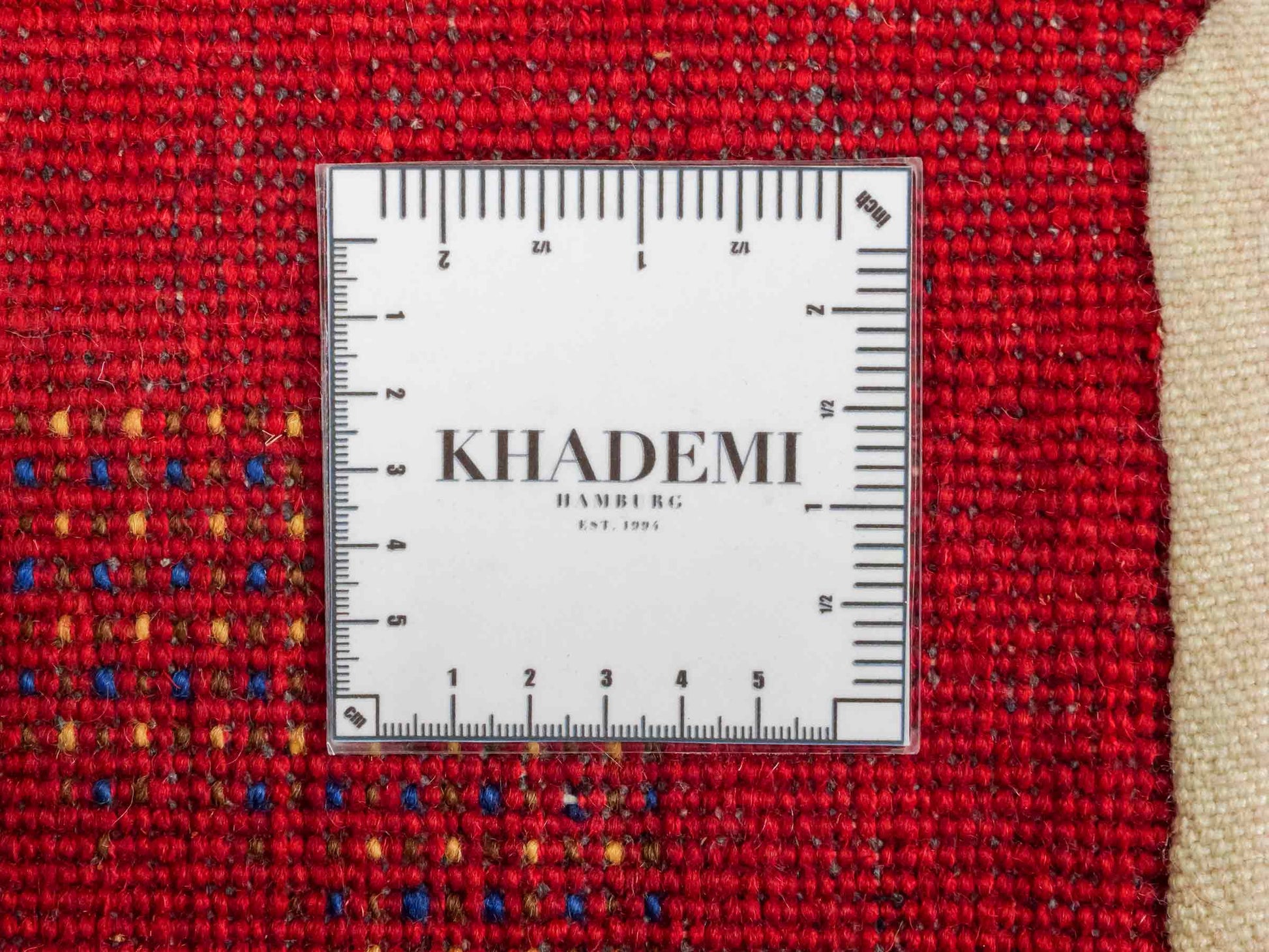 Handgeknüpfter Indo Loribaft Orientteppich von Khademi aus Wolle, rot. Geometrisches Nomaden-Design. Von Hand geknüpft in Indien. Größe: 93x63cm. Teppichnummer: KB4-1767. Verkauf durch Jupiter Intl.