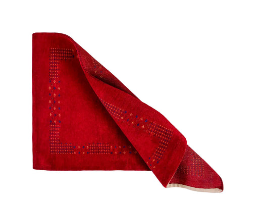 Handgeknüpfter Indo Loribaft Orientteppich von Khademi aus Wolle, rot. Geometrisches Nomaden-Design. Von Hand geknüpft in Indien. Größe: 93x63cm. Teppichnummer: KB4-1767. Verkauf durch Jupiter Intl.