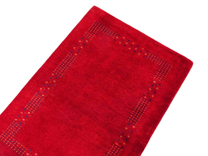 Handgeknüpfter Indo Loribaft Orientteppich von Khademi aus Wolle, rot. Geometrisches Nomaden-Design. Von Hand geknüpft in Indien. Größe: 93x63cm. Teppichnummer: KB4-1767. Verkauf durch Jupiter Intl.