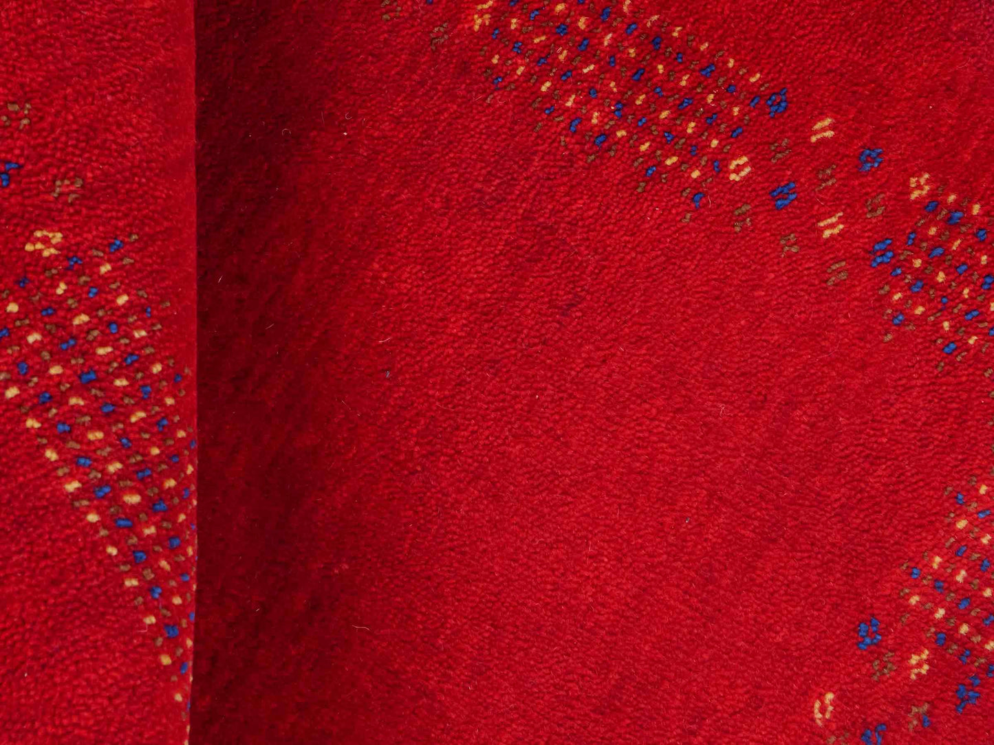 Handgeknüpfter Indo Loribaft Orientteppich von Khademi aus Wolle, rot. Geometrisches Nomaden-Design. Von Hand geknüpft in Indien. Größe: 93x63cm. Teppichnummer: KB4-1767. Verkauf durch Jupiter Intl.