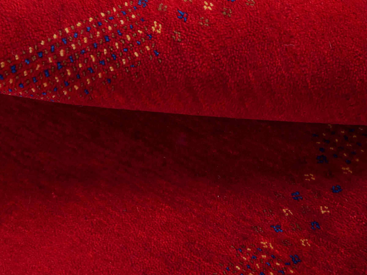 Handgeknüpfter Indo Loribaft Orientteppich von Khademi aus Wolle, rot. Geometrisches Nomaden-Design. Von Hand geknüpft in Indien. Größe: 93x63cm. Teppichnummer: KB4-1767. Verkauf durch Jupiter Intl.