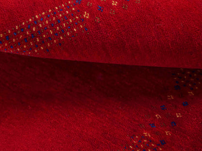 Handgeknüpfter Indo Loribaft Orientteppich von Khademi aus Wolle, rot. Geometrisches Nomaden-Design. Von Hand geknüpft in Indien. Größe: 93x63cm. Teppichnummer: KB4-1767. Verkauf durch Jupiter Intl.