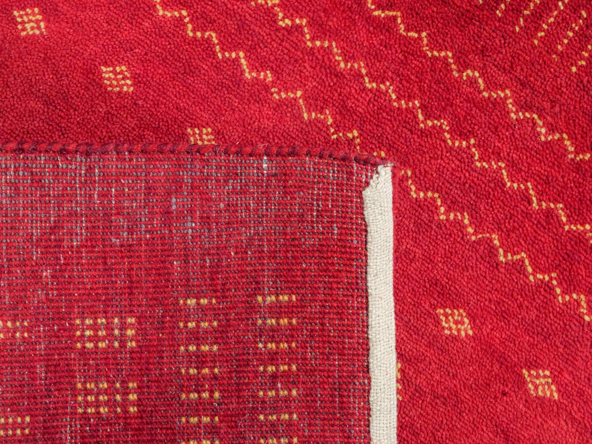 Handgeknüpfter Indo Loribaft Orientteppich von Khademi aus Wolle, rot. Geometrisches Nomaden-Design. Von Hand geknüpft in Indien. Größe: 93x65cm. Teppichnummer: KB4-1723. Verkauf durch Jupiter Intl.