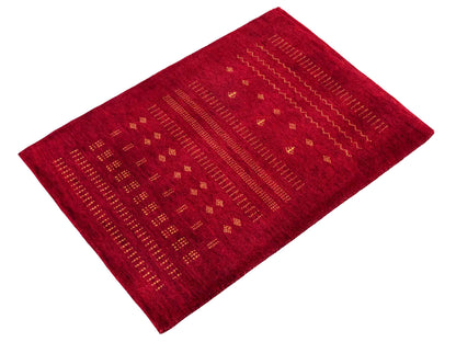 Handgeknüpfter Indo Loribaft Orientteppich von Khademi aus Wolle, rot. Geometrisches Nomaden-Design. Von Hand geknüpft in Indien. Größe: 93x65cm. Teppichnummer: KB4-1723. Verkauf durch Jupiter Intl.