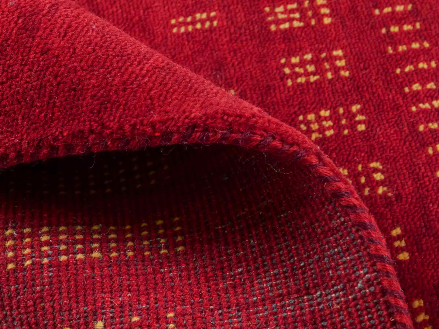 Handgeknüpfter Indo Loribaft Orientteppich von Khademi aus Wolle, rot. Geometrisches Nomaden-Design. Von Hand geknüpft in Indien. Größe: 93x65cm. Teppichnummer: KB4-1723. Verkauf durch Jupiter Intl.