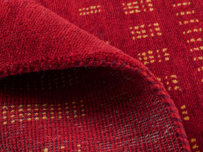 Handgeknüpfter Indo Loribaft Orientteppich von Khademi aus Wolle, rot. Geometrisches Nomaden-Design. Von Hand geknüpft in Indien. Größe: 93x65cm. Teppichnummer: KB4-1723. Verkauf durch Jupiter Intl.