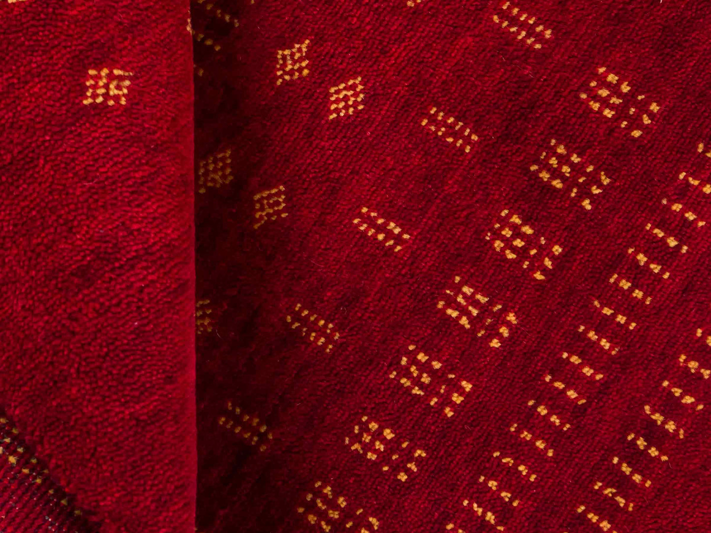 Handgeknüpfter Indo Loribaft Orientteppich von Khademi aus Wolle, rot. Geometrisches Nomaden-Design. Von Hand geknüpft in Indien. Größe: 93x65cm. Teppichnummer: KB4-1723. Verkauf durch Jupiter Intl.