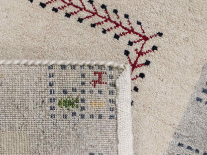 Handgeknüpfter Indo Loribaft Orientteppich von Khademi aus Wolle, cremeweiß, grau. Geometrisches Nomaden-Design. Von Hand geknüpft in Indien. Größe: 94x59cm. Teppichnummer: KB4-1739. Verkauf durch Jupiter Intl.