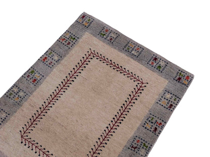 Handgeknüpfter Indo Loribaft Orientteppich von Khademi aus Wolle, cremeweiß, grau. Geometrisches Nomaden-Design. Von Hand geknüpft in Indien. Größe: 94x59cm. Teppichnummer: KB4-1739. Verkauf durch Jupiter Intl.