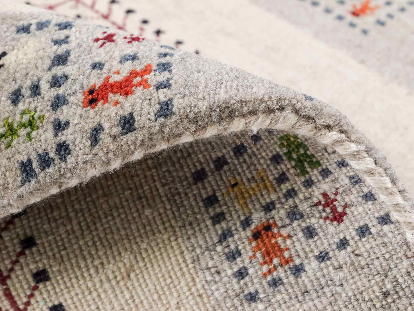 Handgeknüpfter Indo Loribaft Orientteppich von Khademi aus Wolle, cremeweiß, grau. Geometrisches Nomaden-Design. Von Hand geknüpft in Indien. Größe: 94x59cm. Teppichnummer: KB4-1739. Verkauf durch Jupiter Intl.