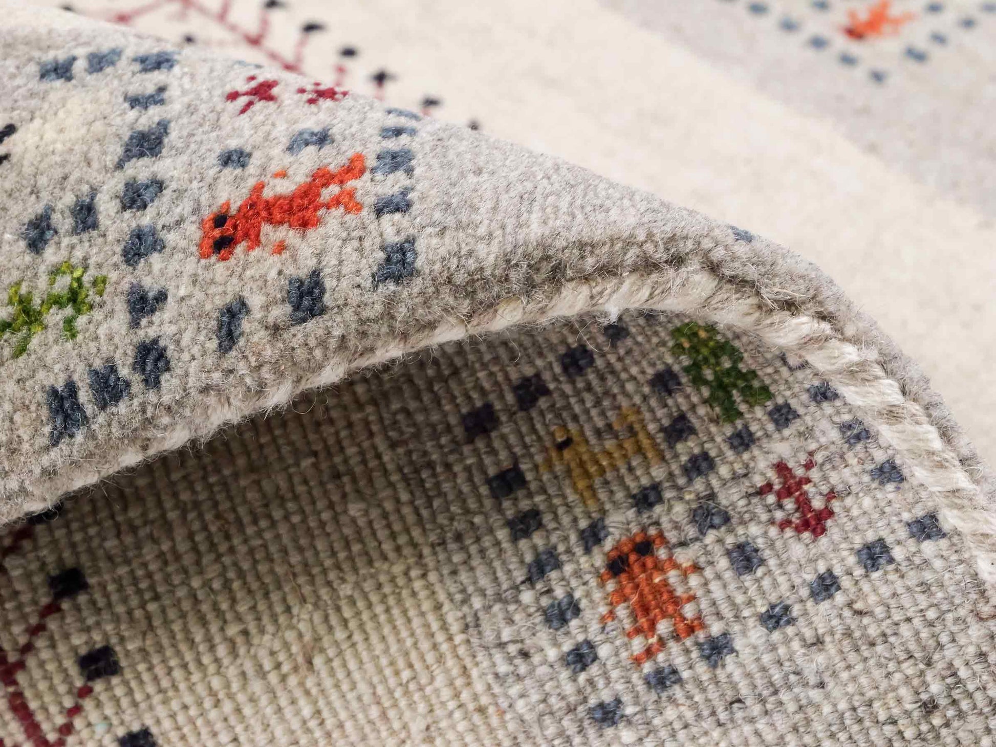 Handgeknüpfter Indo Loribaft Orientteppich von Khademi aus Wolle, cremeweiß, grau. Geometrisches Nomaden-Design. Von Hand geknüpft in Indien. Größe: 94x59cm. Teppichnummer: KB4-1739. Verkauf durch Jupiter Intl.