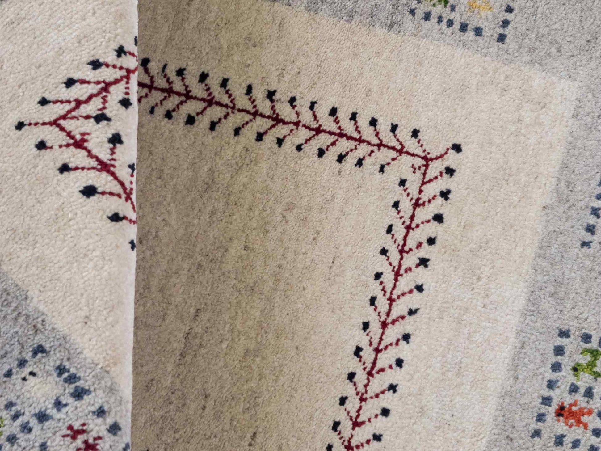 Handgeknüpfter Indo Loribaft Orientteppich von Khademi aus Wolle, cremeweiß, grau. Geometrisches Nomaden-Design. Von Hand geknüpft in Indien. Größe: 94x59cm. Teppichnummer: KB4-1739. Verkauf durch Jupiter Intl.