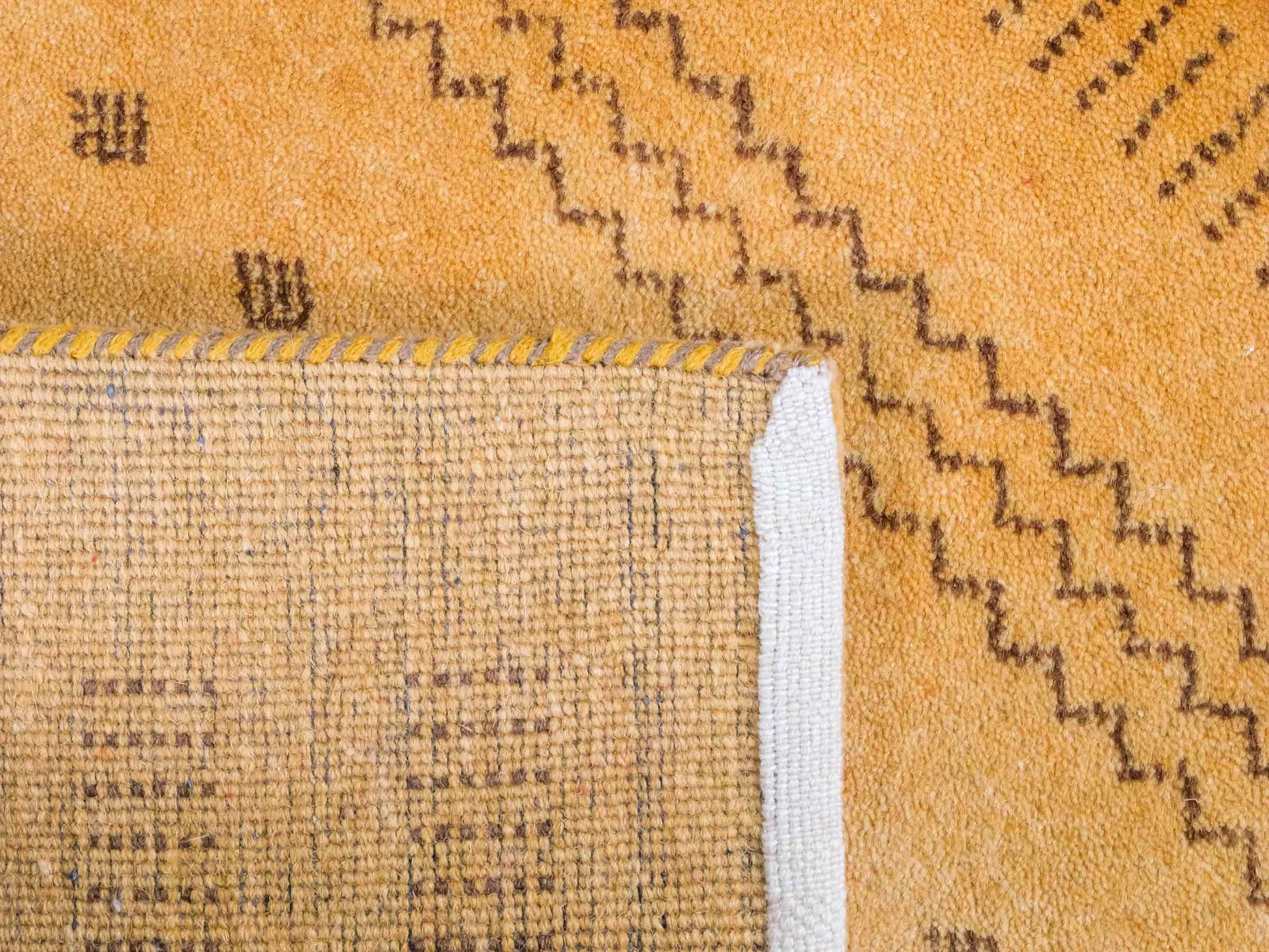 Handgeknüpfter Indo Loribaft Orientteppich von Khademi aus Wolle, gold. Geometrisches Nomaden-Design. Von Hand geknüpft in Indien. Größe: 94x60cm. Teppichnummer: KB4-1719. Verkauf durch Jupiter Intl.