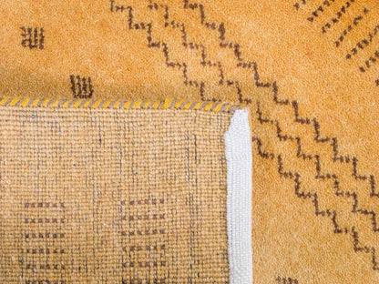 Handgeknüpfter Indo Loribaft Orientteppich von Khademi aus Wolle, gold. Geometrisches Nomaden-Design. Von Hand geknüpft in Indien. Größe: 94x60cm. Teppichnummer: KB4-1719. Verkauf durch Jupiter Intl.