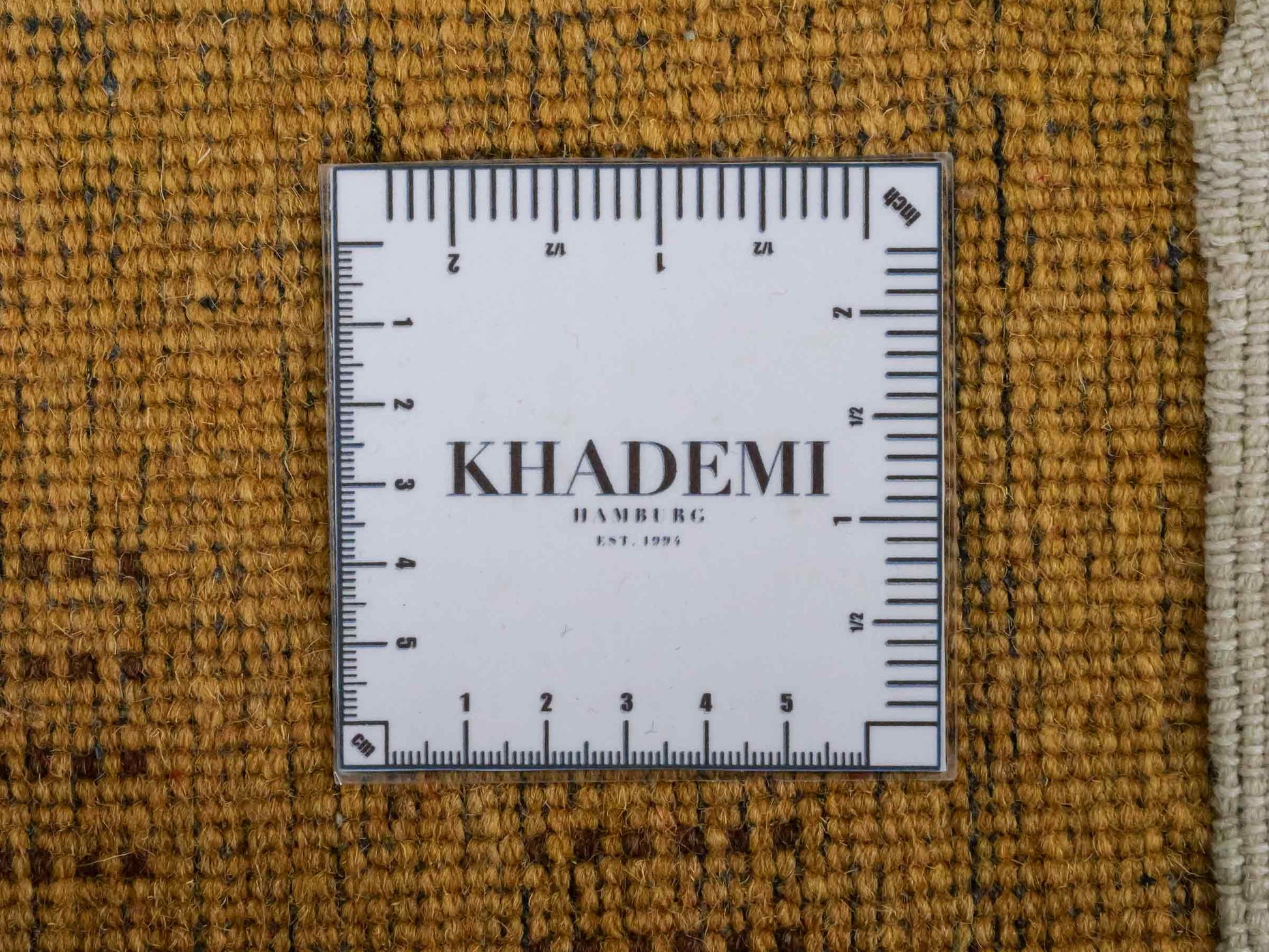 Handgeknüpfter Indo Loribaft Orientteppich von Khademi aus Wolle, gold. Geometrisches Nomaden-Design. Von Hand geknüpft in Indien. Größe: 94x60cm. Teppichnummer: KB4-1719. Verkauf durch Jupiter Intl.