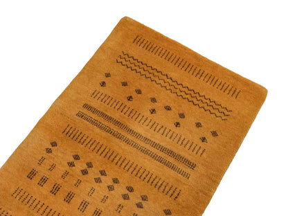 Handgeknüpfter Indo Loribaft Orientteppich von Khademi aus Wolle, gold. Geometrisches Nomaden-Design. Von Hand geknüpft in Indien. Größe: 94x60cm. Teppichnummer: KB4-1719. Verkauf durch Jupiter Intl.