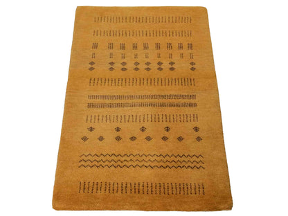 Handgeknüpfter Indo Loribaft Orientteppich von Khademi aus Wolle, gold. Geometrisches Nomaden-Design. Von Hand geknüpft in Indien. Größe: 94x60cm. Teppichnummer: KB4-1719. Verkauf durch Jupiter Intl.