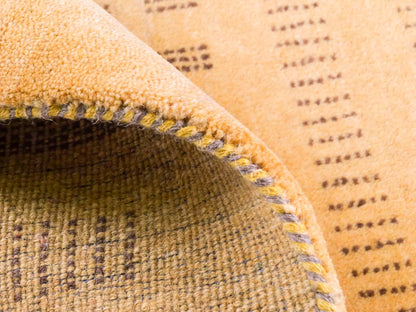 Handgeknüpfter Indo Loribaft Orientteppich von Khademi aus Wolle, gold. Geometrisches Nomaden-Design. Von Hand geknüpft in Indien. Größe: 94x60cm. Teppichnummer: KB4-1719. Verkauf durch Jupiter Intl.